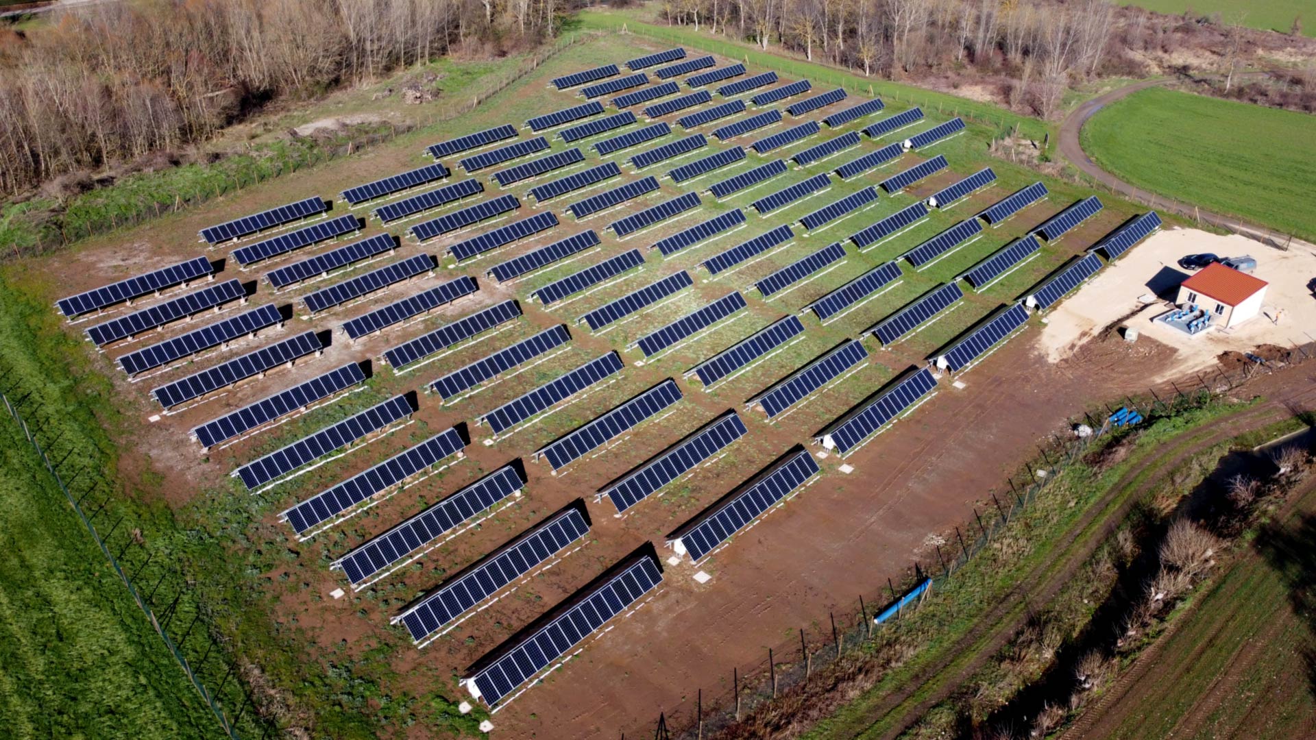 Campo fotovoltaico de bombeo solar visto desde el aire